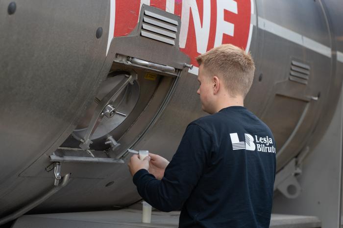 Det tas prøver av melka på hver gård – Mathias sikrer kvaliteten før transporten til meieriet. Foto: Jan Egil Sandstad