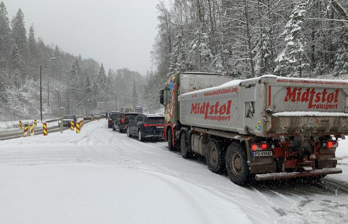LANG KØ: NLF har påpekt at det vil være viktig å få fjernet midtrekkverker på strekningen slik at vinterdriften kan gjøres mer effektivt og fremkommeligheten for utrykning blir gjort enklere. Foto: Bjørn Ivar Gunhildgard 