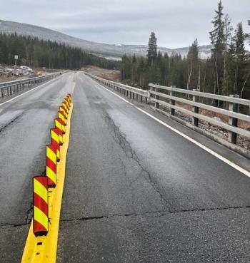 Refleksmarkører er et av flere fartsdempende tiltak Statens vegvesen har prøvd ut i anleggsområdet på RV3 ved Hanestad i løpet av våren. Men bilistene setter ikke ned farten. Disse markørene ble satt opp om kvelden. Morgenen etter lå de spredd utover etter at de ble kjørt ned i løpet av natta. (Foto: Simen Jevnaker / Statens vegvesen)