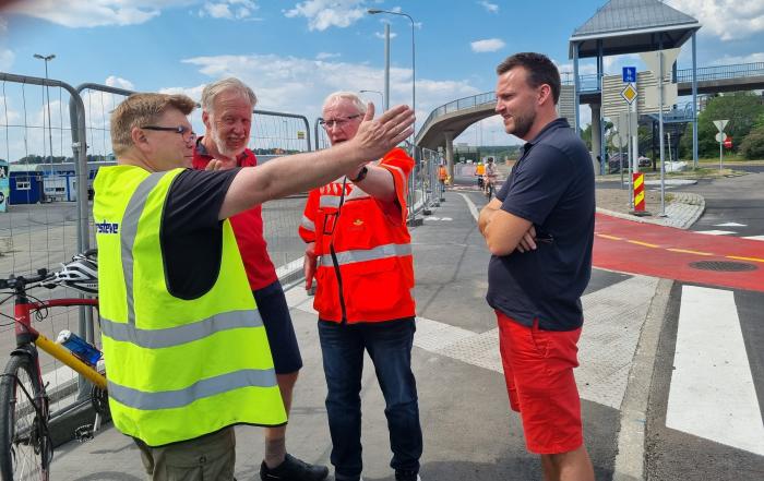 PÅ BEFARING: Trond Nordvik (i gul vest) forklarer hvor farlig krysset forbi Filipstadveien er. Foto: Guttorm Tysnes