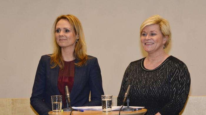 Statsråd Linda Hofstad Helleland svarer på NLF-medlemmenes DAB-kritikk i Stortinget. Her sammen med finansminister Siv Jensen. Foto: Wenche Nybo / Kulturdepartementet