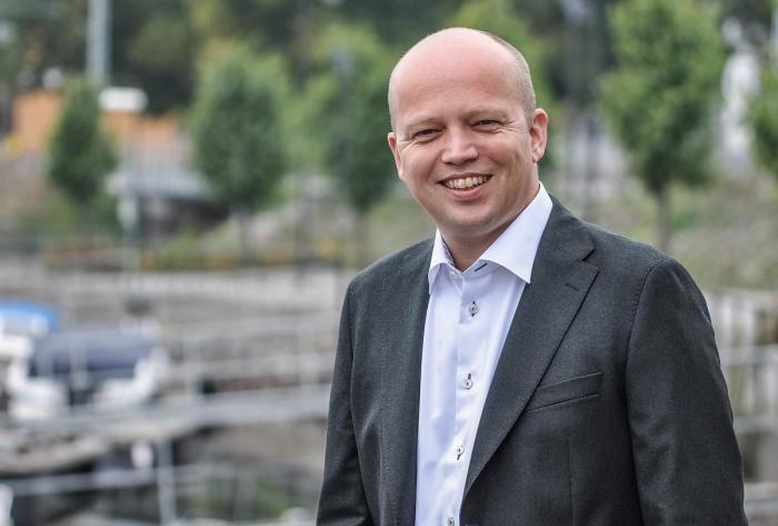FEIL VEI: Leder i Senterpartiet, Trygve Slagsvold Vedum mener utviklingen har gått feil vei. Han reagerer på økningen i antall utenlandske lastebiler på norske veier. (Foto: Senterpartiet)