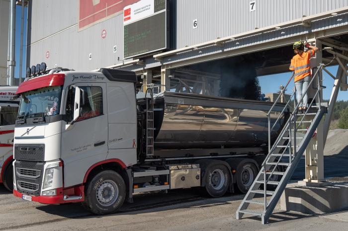 TUNG LAST: Tirl fikser lasting av ti tonn asfalt denne gangen