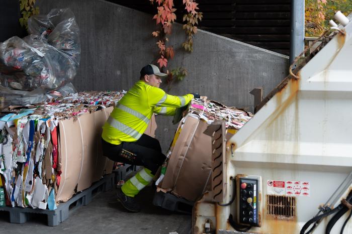 Pallene med papp kan veie opptil fire hundre kilo. Foto: Jan Egil Sandstad