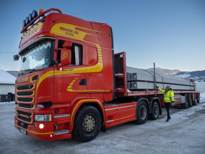 SIKKERHET: Elina sjekker at den tunge lasten er forsvarlig sikret. Foto: Jan Egil Sandstad
