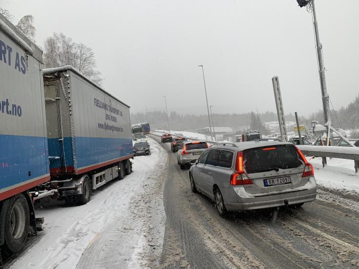 UTFORDRENDE: NLF har pekt på viktigheten av å få på plass en varslingsmulighet for vestgående trafikk før bakken ned mot den nye rundkjøringen på Skui-siden, på grunn av at glatt veibane kan gjøre nedkjøringen utfordrende. Det har ikke kommet på plass. Foto: Bjørn Ivar Gunhildgard 