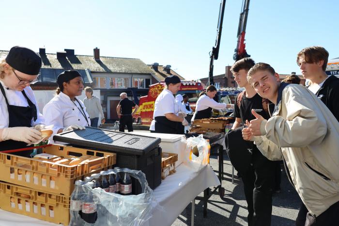 Det ble også servert god mat og drikke til alle fremmøtte. Foto: Elisabeth Nodland