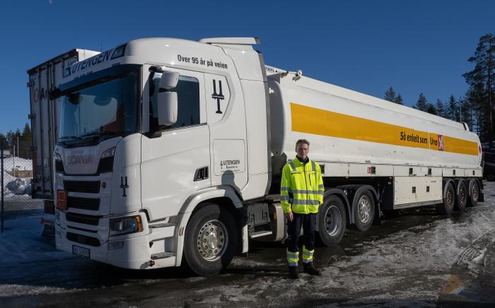MÅ VITE HVA EN GJØR: Du kan ikke være stresset i en slik jobb. Når bilen fylles med to tusen liter i minuttet, med fem bars trykk, skal du vite hva du driver med. Foto: Jan Egil Sandstad
