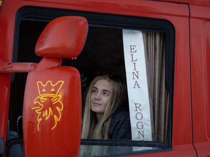 BOR GJERNE I BILEN: Elina trives i bilen og forteller at dersom hun kan velge, sover hun gjerne der hele uka. – Bilen er min heim og friplass, sier Elina. Foto: Jan Egil Sandstad