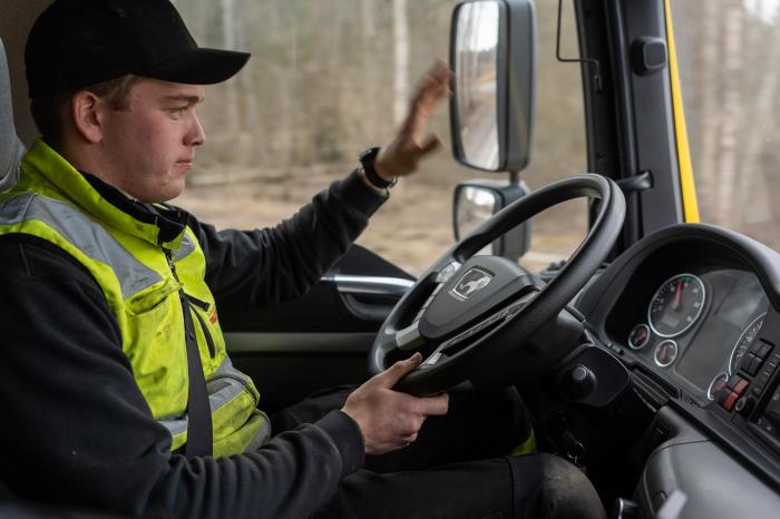 HILSER: Kasper treffer mange kjente på veien. Da må det hilses.