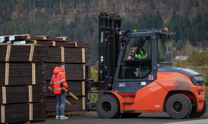 ET PUST I BAKKEN: Det ble også tid til en hyggelig prat med trucksjåføren. Foto: Jan Egil Sandstad
