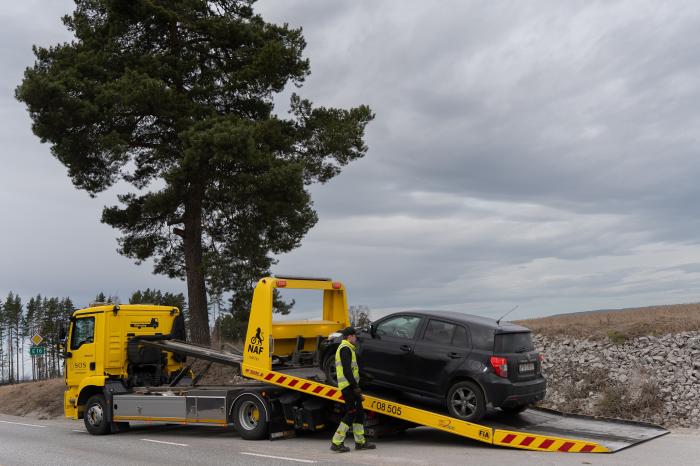 SERVICEINNSTILT: En god prat med kunden mens bilen vinsjes opp på planet er en del av jobben.