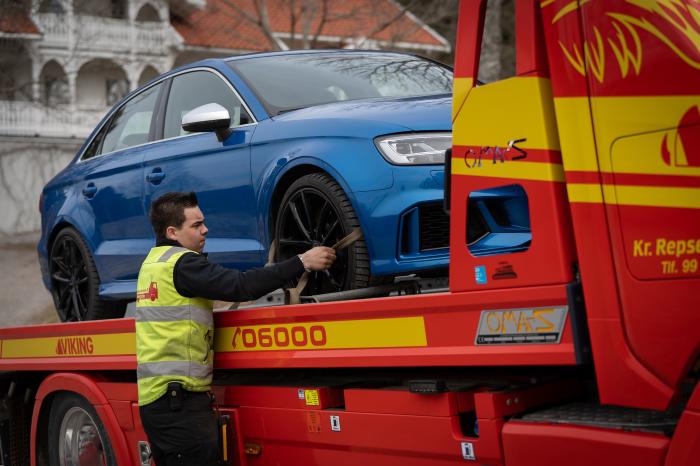 GOD SIKRING: Viktig at bilen stroppes godt fast.