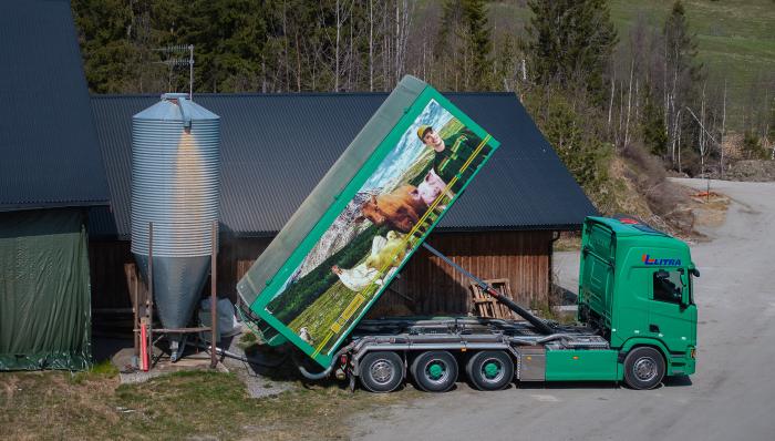 FLERE STOPP: Dagens andre kunde får fylt opp forsiloen