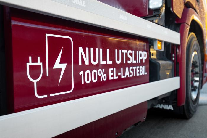 Det er liten tvil om hva som får denne lastebilen til å flytte på seg. Foto: Norsk Scania