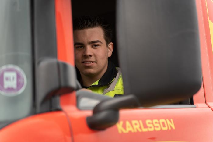 GLAD I JOBBEN: – Å kjøre bergingsbil er drømmejobben min, sier Magnus!