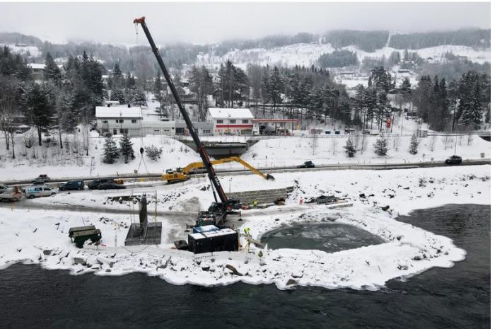 NY BRU: DoblougGruppen er i gang med grunnarbeidene til det som skal bli den  midlertidige brua. FOTO: DoblougGruppen