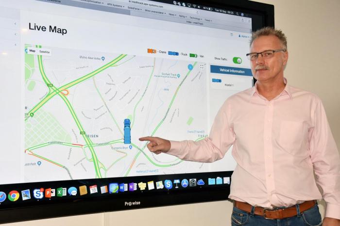 Salgssjef Hjalmar Wiik demonstrerer IntelliTRACK i praksis. Foto: Stein Inge Stølen