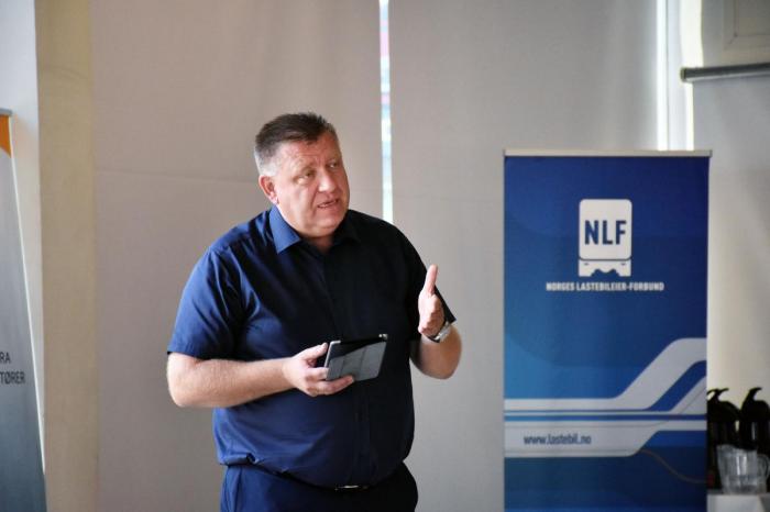 NLF-direktør Geir A. Mo tok opp mange problemstillinger på vegne av medlemmene. I tillegg fikk deltakere i salen komme med sine egne spørsmål til Solvik-Olsen. Foto: Stein Inge Stølen