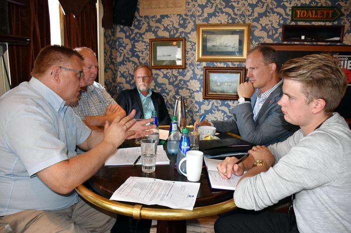 NLF-direktør Geir A. Mo støtter forslaget forslaget om ny sentral forskrift om lavutslippssoner, men presiserer at det er et viktig prinsipp at forurenser betaler. Her sammen med samferdselsminister Ketil Solvik-Olsen under Arendalsuka. Foto: Stein Inge Stølen