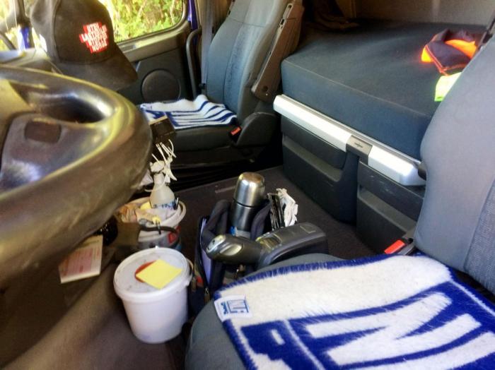 Arne eier sin egen bil og er ihuga NLF-er. Det ser en lett når en kikker inn i 