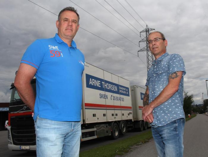 Espen Andreassen (t.v.) sammen med fraktmegler Viggo Nilsen. Sistnevnte er ansvarlig for å følge opp Fair Transport-forpliktelsen. Foto: Roy Hansen