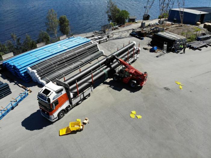 Du legger merke til bilene fra selskapet i Skien når de kommer med sine 20 meter lange traller fulle av rør fra Pipelife. Foto: Werner Juvik