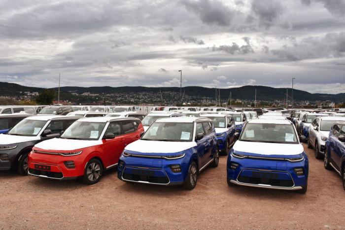 Den tsjekkiske transportøren frakter Kia-personbiler fra Wallhamn i Sverige til ATS i Drammen. Deretter kjører de kabotasje for ATS videre rundt i Norge. Foto: Stein Inge Stølen