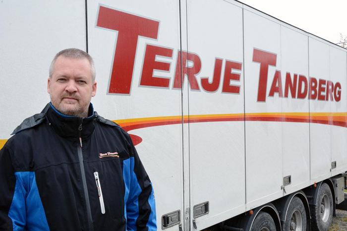 Audun Tandberg i Terje Tandberg Transport sier at de opplever å bli presset av veien på nesten hver tur. Nå skal de montere dashcam i alle bilene, og Tandberg etterlyser bedre opplæring av sjåfører som skal kjøre i Norge. Foto: Jan Harry Svendsen