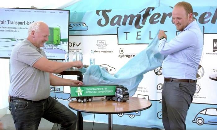 Her avdukes den symbolske Fair Transport-traileren, som også ble gitt i gave til samferdselsminister Jon Georg Dale. Foto: Skjermdump fra NLFs direktesending