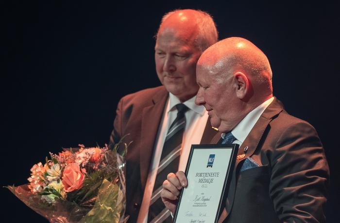 NLFs FORTJENESTEMEDALJE I GULL: Tildeling til Kjell Haugland. Foto: Jan Egil Sandstad