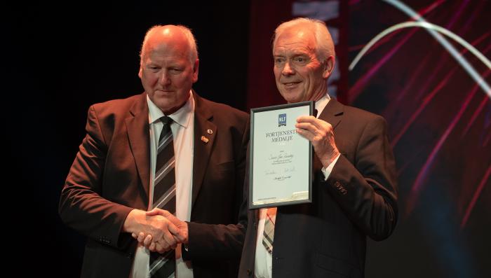 NLFs FORTJENESTEMEDALJE I GULL: Tildeling til Sverre-Jan Rønneberg. Foto: Jan Egil Sandstad