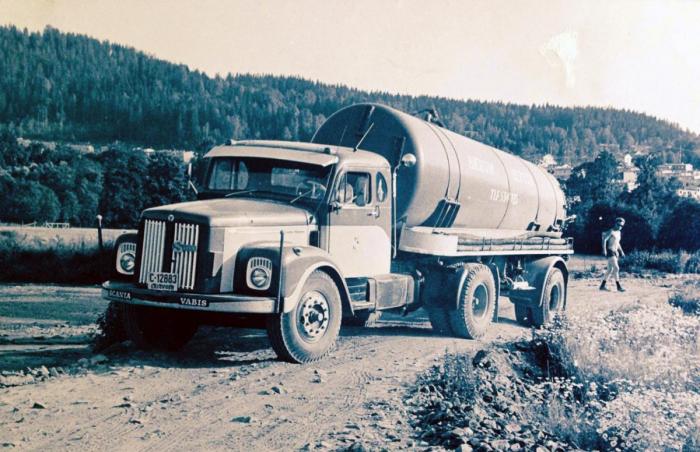 Samme år som Thorbjørn begynte å kjøre, bygde de denne septikbilen med egenkonstruert tippsystem og tank på 13 000 liter, med utgangspunkt i en Scania 155 Super. Foto: Privat