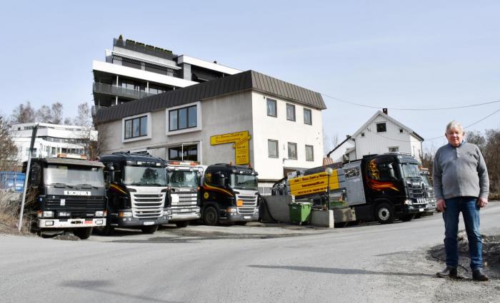 Huset er relativt uendret, men både bilene og bebyggelsen rundt har endret seg stort siden 60-tallet. Foto: Stein Inge Stølen