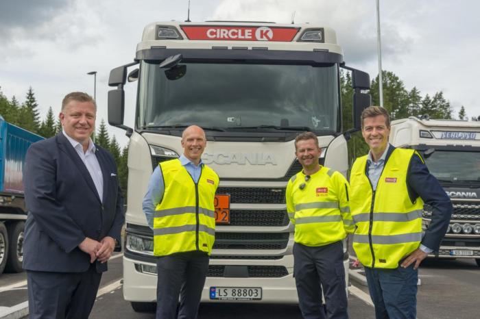 Fra venstre: Administrerende direktør NLF  Geir A. Mo, administrerende direktør Circle K Sverre Rosén, sjåfør Kjell Øyvind Næss Asbjørn Næss Transport AS, og samferdselsminister Knut Arild Hareide. Foto: Jamieson Pothecary