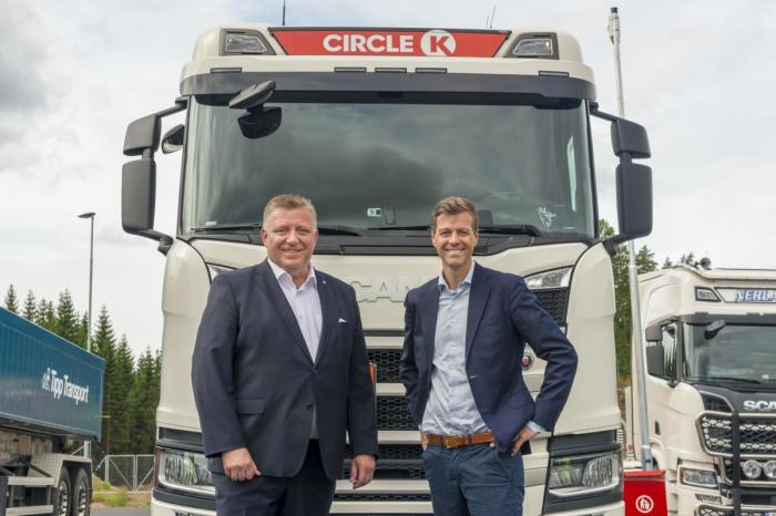 STYRKER TRAFIKKSIKKERHET: Administrerende direktør i NLF, Geir A. Mo og samferdselsministeren Knut Arild Hareide er enig i at tilskuddene er viktig for å bidra til å styrke lokalt trafikksikkerhetsarbeid. Foto: Jamieson Pothecary