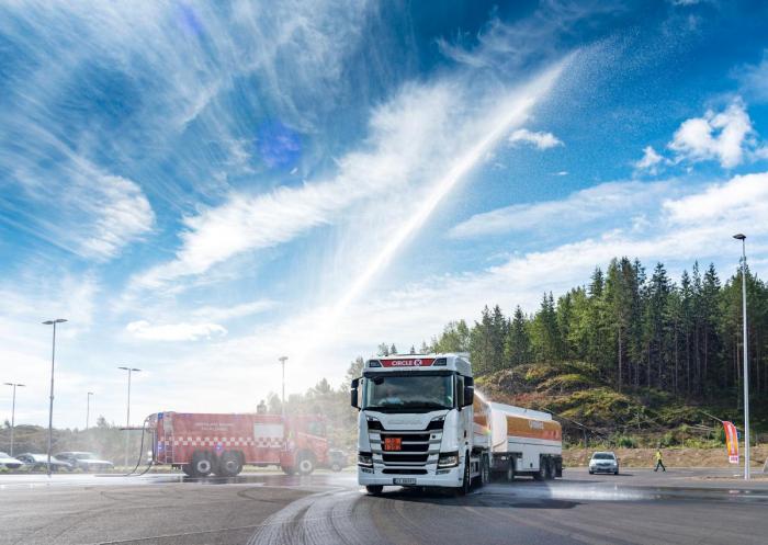 SPEKTAKULÆRT: Brannvesenet sørget for vannfontene da samferdselsministeren, Nye veier-sjefen, vegdirektøren og NLF-sjefen ankom åpningen. Foto: Jamieson Pothecary