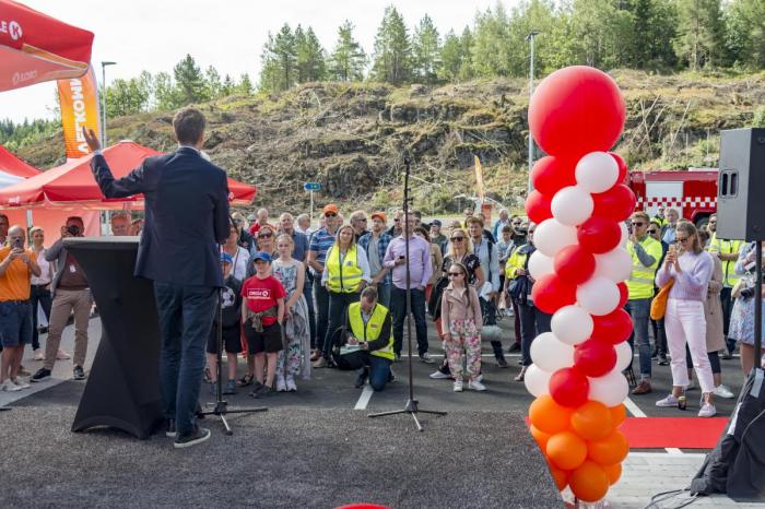 STAPPFULT: Det var fullt hus ved åpningsseremonien til det nye vegserviceanlegget til Circle K i Bamble.