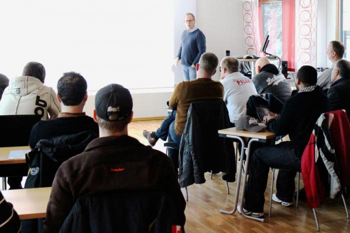 70 INTERESSERTE: Transportbransjen virkelighetsorienterer arbeidssøkere som ønsker å arbeide som sjåfør. Foto: Kristine Senum