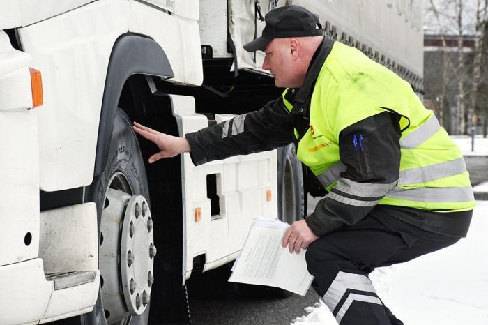 Her kontrolleres et utenlandsk vogntog på Jessheim av kontrolleder Bjørn Uno Rogneby. Foto: Stein Inge Stølen