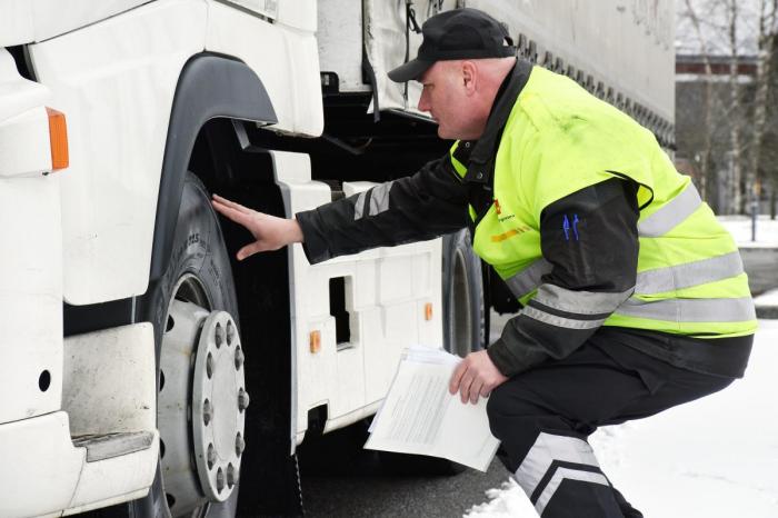 Påbud om vinterdekk og økte kontroller har hatt god effekt, mener Statens vegvesen. Her sjekker kontrolleder Bjørn Uno Rogneby tilstanden ved dekkene på et polsk vogntog under kontroll på Jessheim tidligere i år. Foto: Stein Inge Stølen