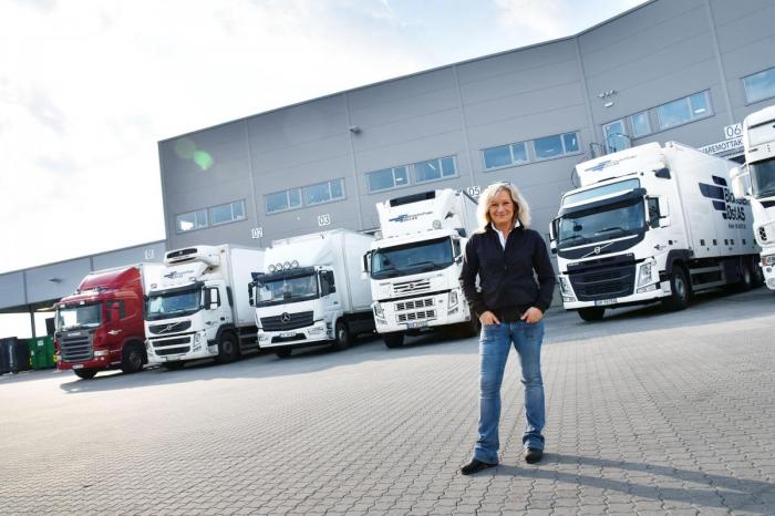 – Første gang vi snakker sammen tror de gjerne at det er ei kontordame som ringer. Når det går opp for de at jeg faktisk vet hva jeg prater om, får de en aha-opplevelse, forteller Ida Bakkene. Foto: Stein Inge Stølen