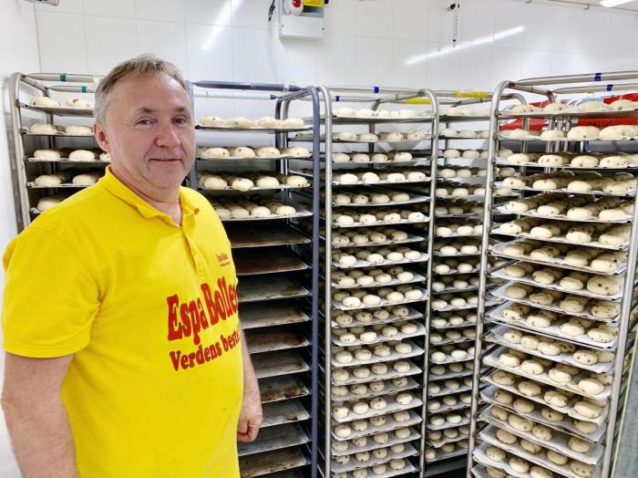 I de roligste periodene har butikken rundt 30 000 boller på lageret til enhver tid. På sommeren kommer det et helt vogntog med boller til lageret. Foto: Stein Inge Stølen