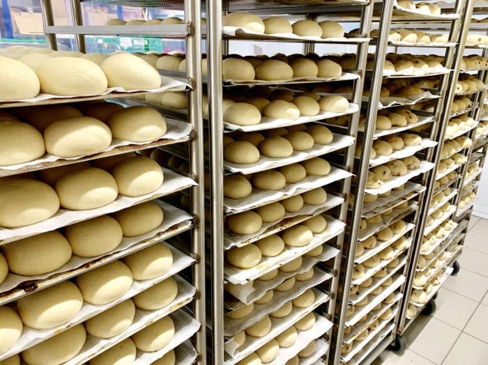 Før året er omme forventer daglig leder Rune Gulbrandsen at Bolleland har solgt nærmere 1,8 millioner boller. Foto: Stein Inge Stølen