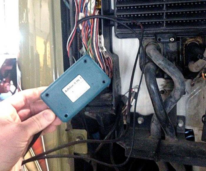 En slik boks, en såkalt emulator, brukes til å manipulere AdBlue-anlegget i moderne lastebiler. Utstyret er svært lett å få tak i, men koster langt mer enn det smaker. Foto: Volvo