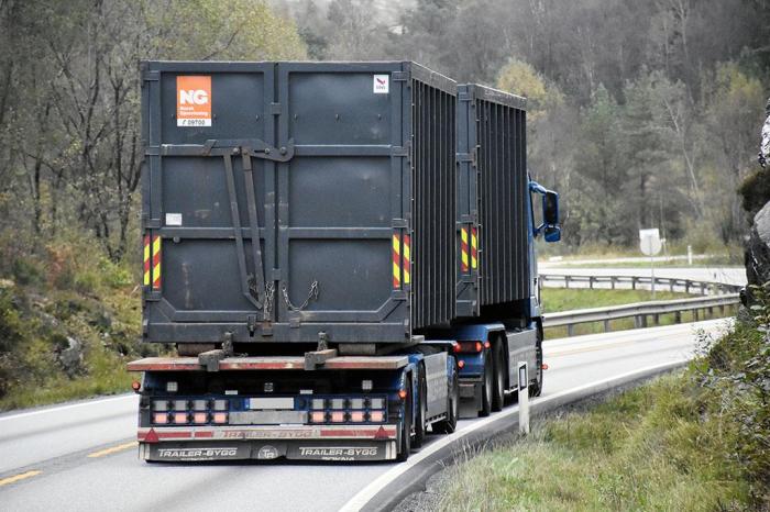 Det er svært viktig at last blir sikret på riktig måte. Nå har NLF laget nye rutinebeskrivelser for sikring av containere, betongelementer, samt generell lastsikring og rutiner ved tunnelbrann med tunge kjøretøy. Foto: Stein Inge Stølen