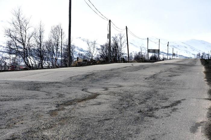 På mange fylkesveger er vedlikeholdsbehovet så stort at det går ut over trafikksikkerheten. Illustrasjonsfoto: Stein Inge Stølen