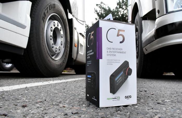 Med denne adapteren får du DAB-signal i lastebilens eksisterende FM-anlegg. Foto: Stein Inge Stølen
