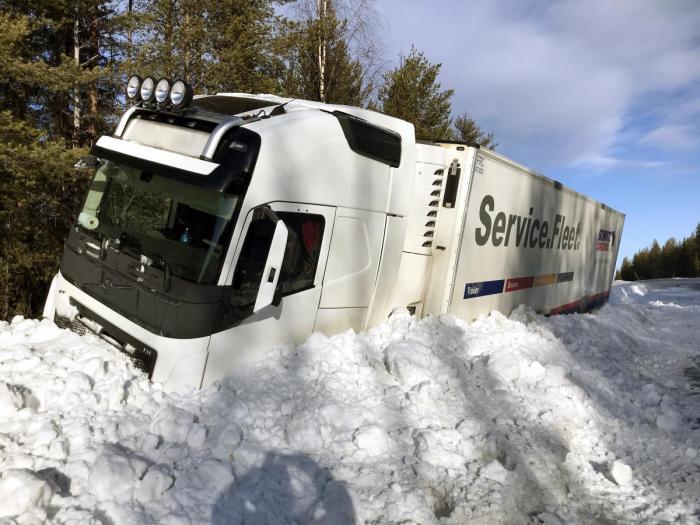 Til tross for et høyt sikkerhetsfokus var heller ikke Dan helt fri for uhell. I dette tilfellet måtte han legge bilen i en snøfonn for å unngå frontkollisjon med en personbil på såpeglatte svenske vinterveger. Både bil, sjåfør og last kom heldigvis uskadd fra hendelsen. Foto: Dan Nordberg