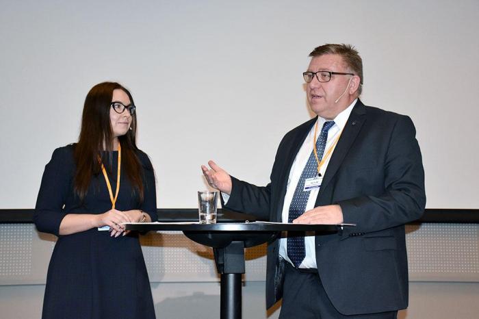Administrerende direktør i NLF Geir A. Mo er ikke overrasket over tallene. Her i debatt med Vlantanas logistikkdirektør Ruta Sakalauskaite. Foto: Stein Inge Stølen